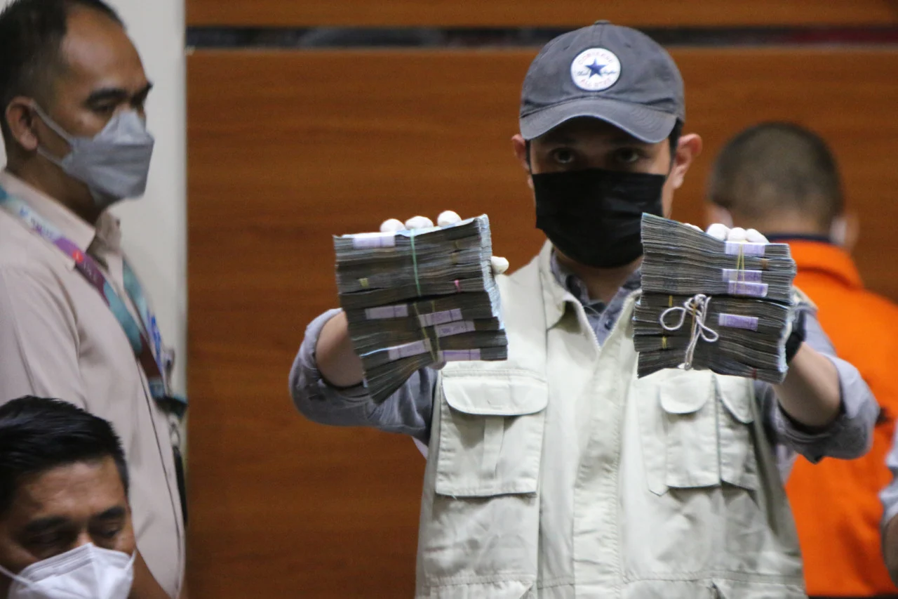 KPK Pamerkan Gepokan Uang Rp 335 Juta dan Sepatu LV Hasil OTT Bupati Tulungagung