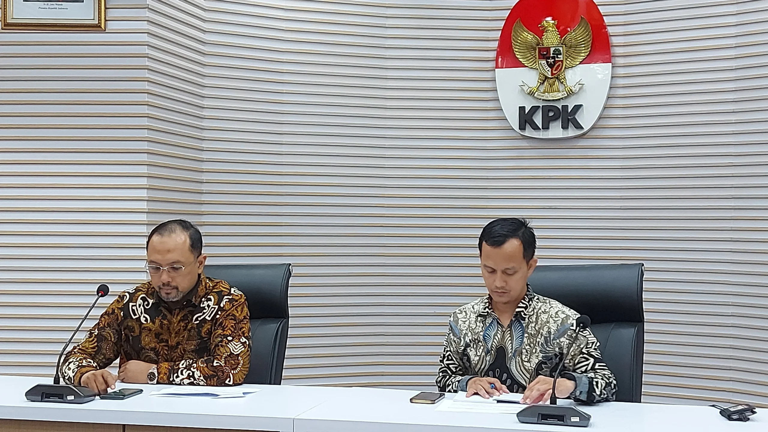 KPK Sita Dokumen dan Bukti Elektronik di Kediaman Politikus PDIP Ono Surono, Indramayu