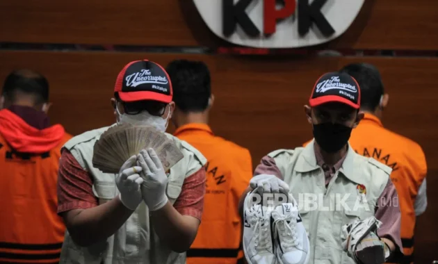 KPK Sita Rp 335 Juta dan Sepatu LV Saat OTT Bupati Tulungagung