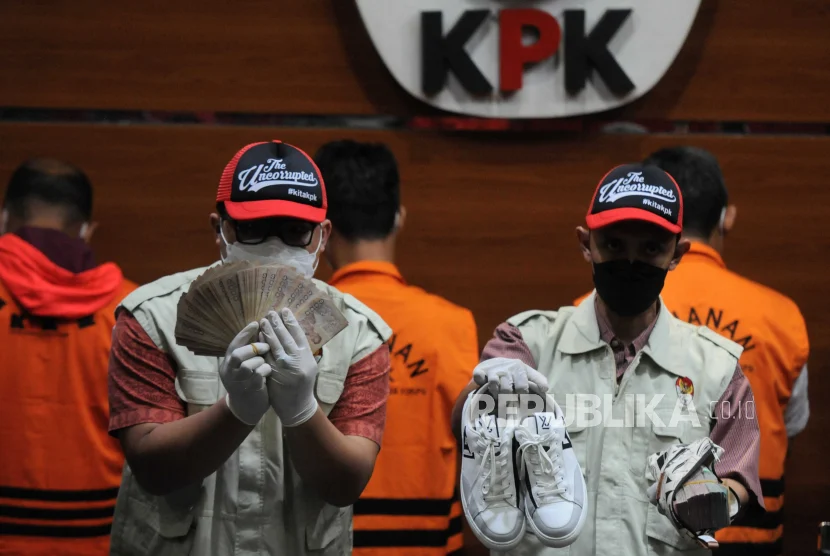 KPK Sita Rp 335 Juta dan Sepatu LV Saat OTT Bupati Tulungagung