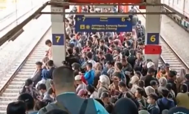 Lima Penumpang Masih Terhimpit Gerbok KRL di Stasiun Bekasi Timur