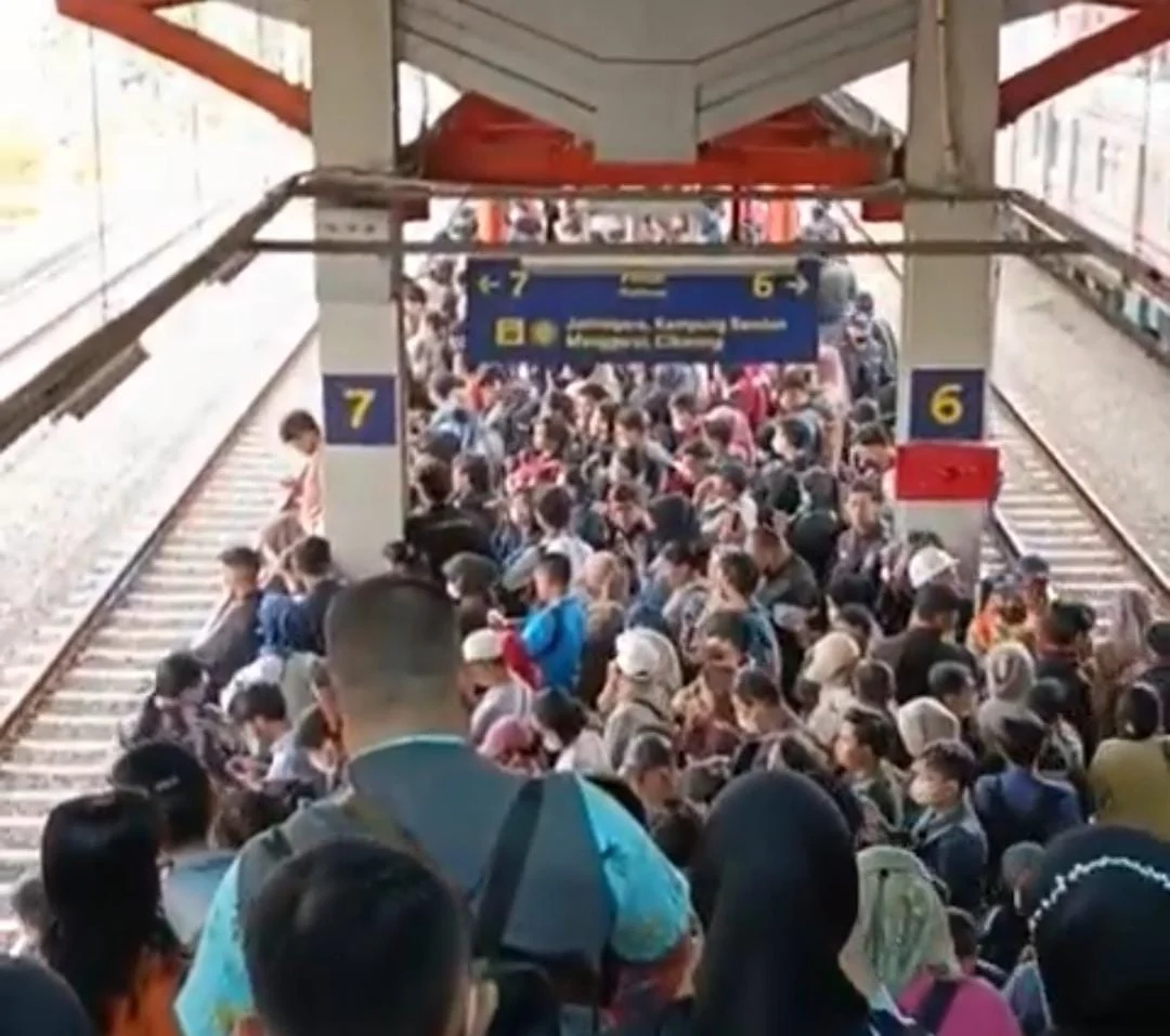 Lima Penumpang Masih Terhimpit Gerbok KRL di Stasiun Bekasi Timur