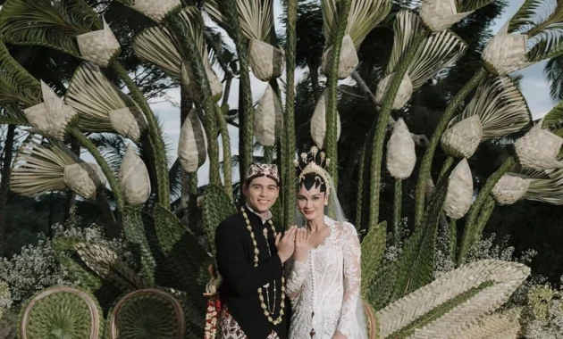 Luna Maya dan Maxime Bouttier Pilih Lebaran di Atas Kapal Raja Ampat: Romansa, Petualangan, dan Kesempatan Eksklusif