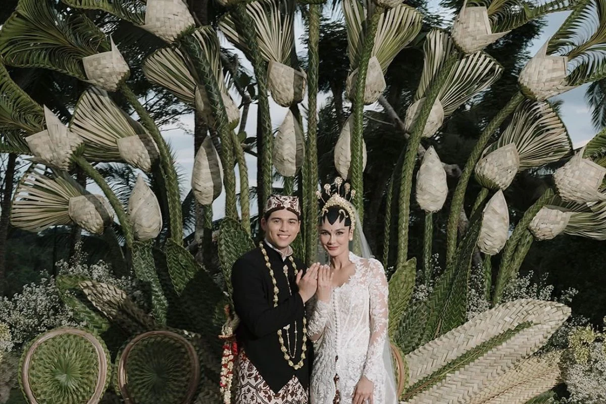 Luna Maya dan Maxime Bouttier Pilih Lebaran di Atas Kapal Raja Ampat: Romansa, Petualangan, dan Kesempatan Eksklusif