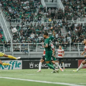 Madura United Raih Kemenangan 2-1 atas Persebaya di Stadion Gelora Bung Tomo