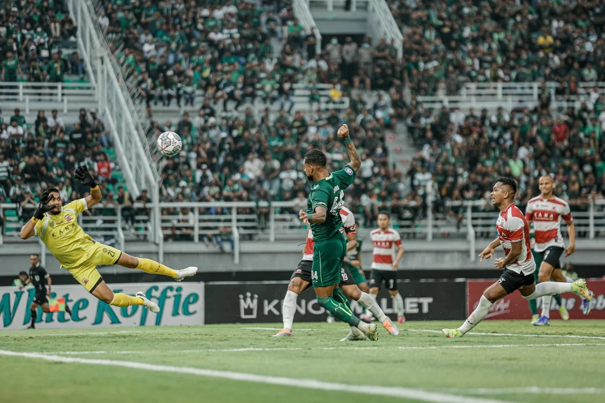 Madura United Raih Kemenangan 2-1 atas Persebaya di Stadion Gelora Bung Tomo