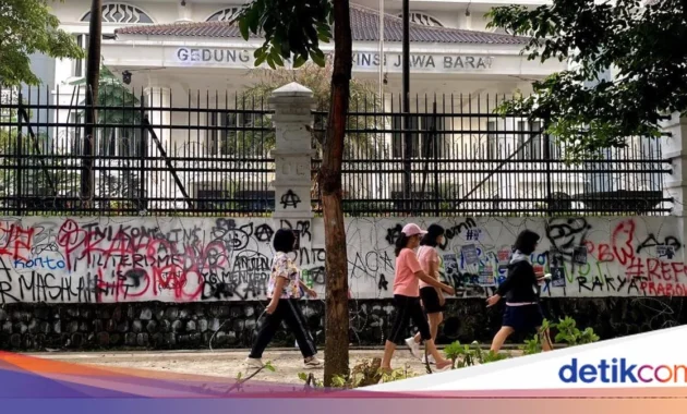 Mahasiswa Bandung Gempur DPRD Jabar: Tuntut Uji UU TNI, Soroti Kasus Andrie Yunus dan Krisis Ekonomi Nasional Mahasiswa Bandung Gempur DPRD Jabar: Tuntut Uji UU TNI, Soroti Kasus Andrie Yunus dan Krisis Ekonomi Nasional
