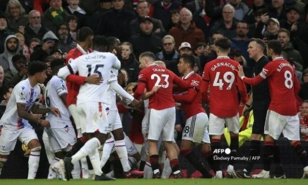 Manchester United Gagal Menaklukkan Leeds United: Kontroversi Kartu Merah, Krisis Bek Tengah, dan Tantangan di Puncak Liga Manchester United Gagal Menaklukkan Leeds United: Kontroversi Kartu Merah, Krisis Bek Tengah, dan Tantangan di Puncak Liga