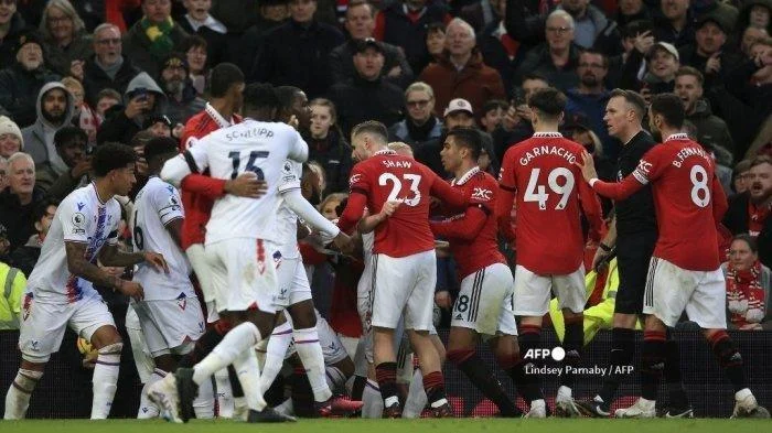 Manchester United Gagal Menaklukkan Leeds United: Kontroversi Kartu Merah, Krisis Bek Tengah, dan Tantangan di Puncak Liga