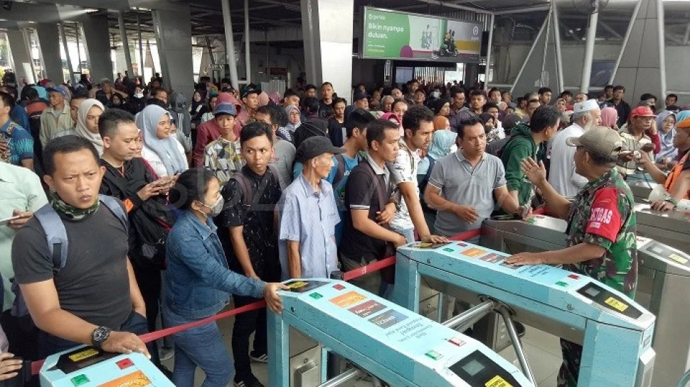 Mati Lampu KRL Green Line: Ribuan Penumpang Tertunda, Penyebab Listrik Aliran Atas Padam