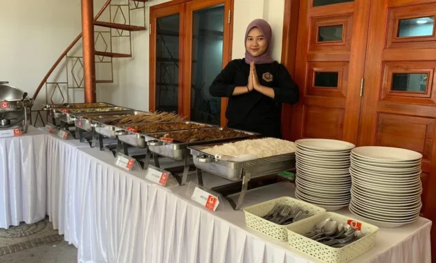 MBG Prasmanan Uji Coba di Malang: 1600 Porsi Gratis Bikin Siswa Riang, Sementara Ratusan Dapur Ditangguhkan