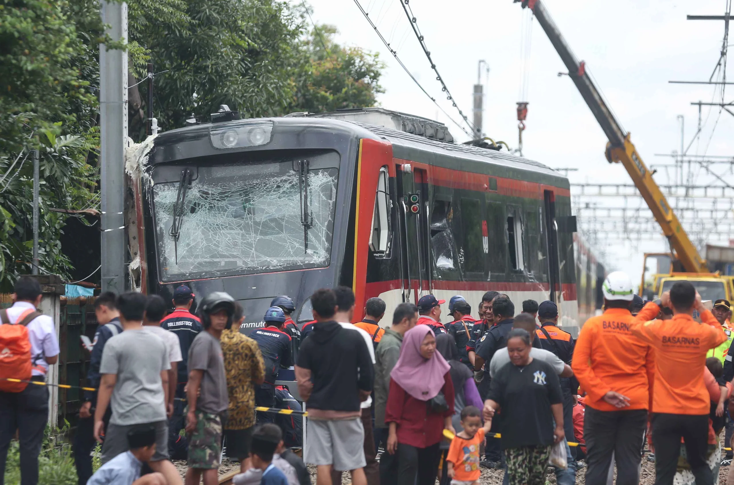 Menhub dan Dirut KAI Pimpin Evakuasi Kecelakaan Kereta di Stasiun Bekasi Timur