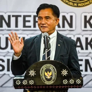Menteri Koordinator Yuzril Ihza Mahendra Hadiri Pelantikan Hakim Mahkamah Konstitusi di Istana