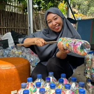Menyulap Sampah Menjadi Berkah: Kisah Haru Ibu Amaliyah dalam Mengurangi Limbah di Kampung Masigit Bersama PNM
