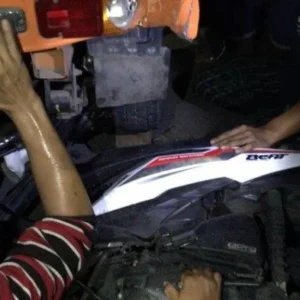 Mobil Diamuk Massa di Kembangan Jakbar Usai Tabrak Beberapa Motor