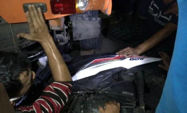 Mobil Diamuk Massa di Kembangan Jakbar Usai Tabrak Beberapa Motor