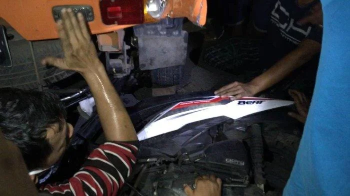Mobil Diamuk Massa di Kembangan Jakbar Usai Tabrak Beberapa Motor