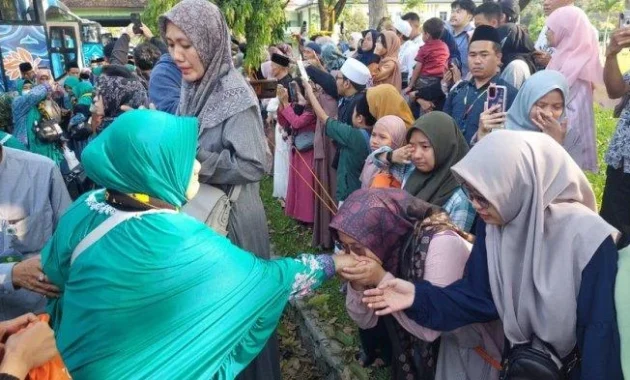 Momen Haru! Ribuan Calon Haji Bandung Ikut Bimbingan Menjelang Keberangkatan Akhir April 2026