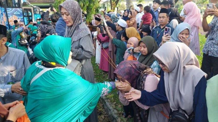 Momen Haru! Ribuan Calon Haji Bandung Ikut Bimbingan Menjelang Keberangkatan Akhir April 2026