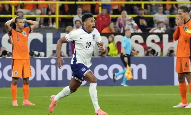 Ollie Watkins Cetak Sejarah: Gol Ke-100, Pujian Rekan Tim, dan Kontroversi di Villa Park