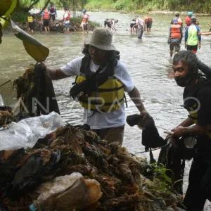 Operasi Plastik di Bogor Angkat 1,2 Ton Sampah dari Sungai Ciliwung