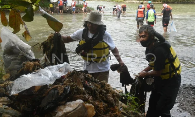 Operasi Plastik di Bogor Angkat 1,2 Ton Sampah dari Sungai Ciliwung
