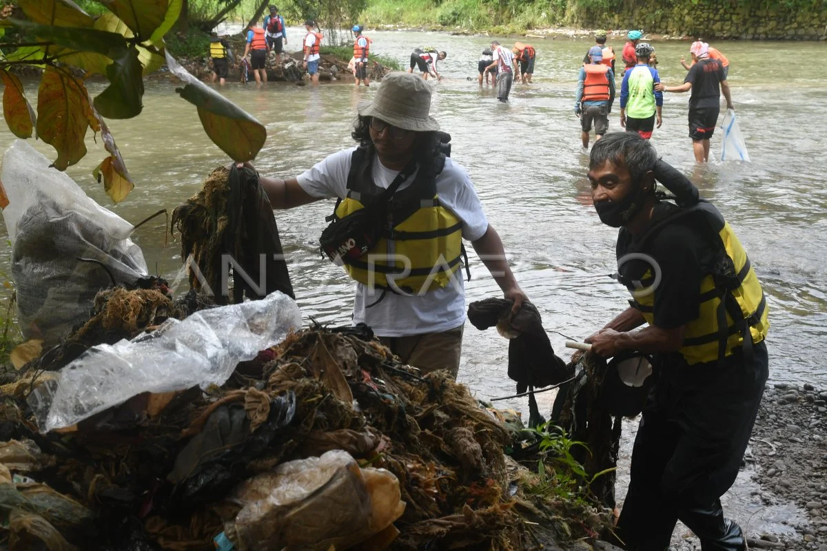 Operasi Plastik di Bogor Angkat 1,2 Ton Sampah dari Sungai Ciliwung