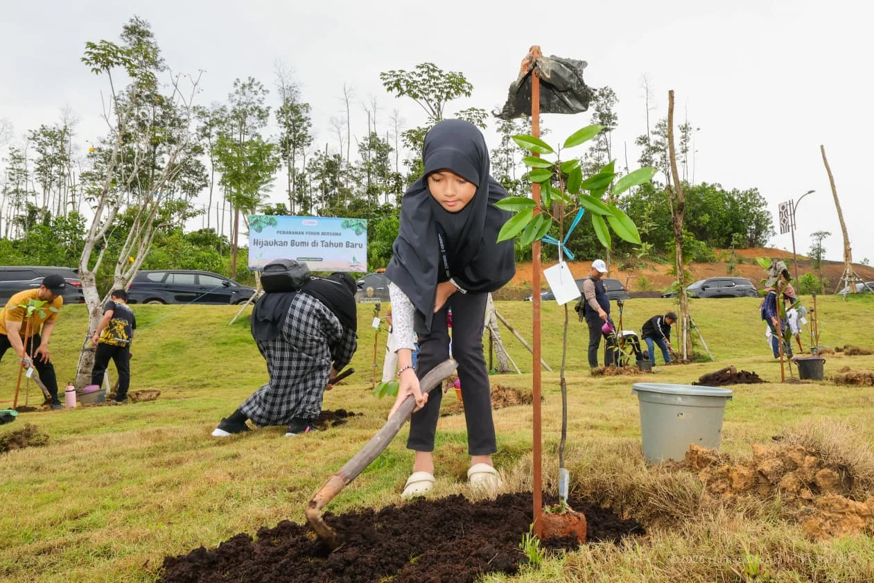 Otorita IKN Gencar Jaga Hutan, Tanam 100 Pohon, Tapi Tantangan Ilegalitas dan Penertiban Tetap Menyengat