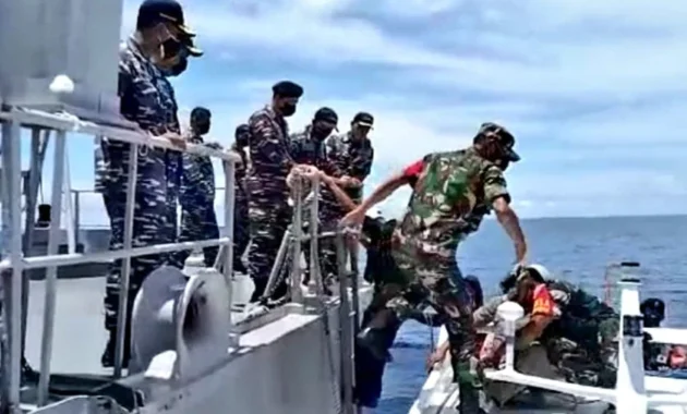 Pangkalan TNI Angkatan Laut Amankan Benda Asing yang Ditemukan Nelayan di Mataram Pangkalan TNI Angkatan Laut Amankan Benda Asing yang Ditemukan Nelayan di Mataram