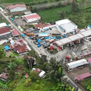 Panic Buying! Antrean Kendaraan Mengular di SPBU di Pesing Jakarta