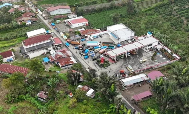 Panic Buying! Antrean Kendaraan Mengular di SPBU di Pesing Jakarta