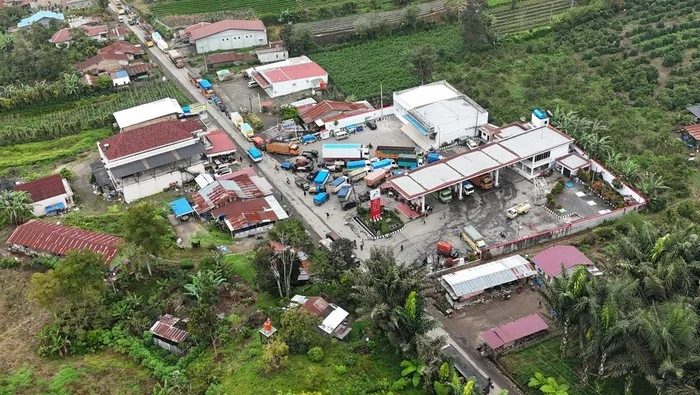Panic Buying! Antrean Kendaraan Mengular di SPBU di Pesing Jakarta