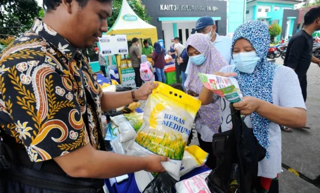 Panik Membeli Bahan Pokok dan Bahan Bakar: Pemerintah Dunia Berusaha Tenangkan Pasar