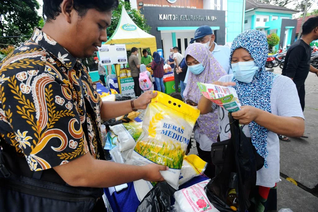 Panik Membeli Bahan Pokok dan Bahan Bakar: Pemerintah Dunia Berusaha Tenangkan Pasar