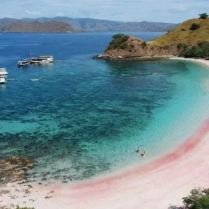 Pantai Pink Lombok Jadi Magnet Baru, Mirip Spot Foto SZA di Cover Album 'SOS'