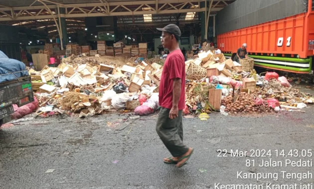 Pasar Jaya Angkut Lebih dari 2.000 Ton Sampah di Pasar Induk Kramat Jati dalam Empat Hari