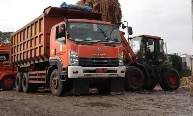 Pasar Jaya Kerahkan 33 Truk Angkut Sampah di Pasar Induk Kramat Jati