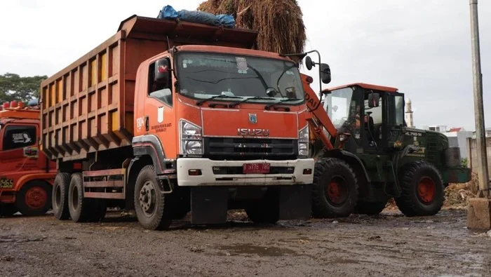 Pasar Jaya Kerahkan 33 Truk Angkut Sampah di Pasar Induk Kramat Jati