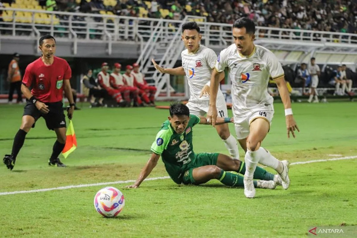 Pelatih Persebaya Nilai Madura United Lebih Unggul dalam Efektivitas Permainan