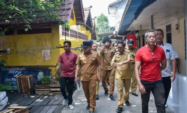 Pemkab Kubu Raya Gandeng Berbagai Pihak Perbaiki Rumah di Bantaran Sungai Pemkab Kubu Raya Gandeng Berbagai Pihak Perbaiki Rumah di Bantaran Sungai