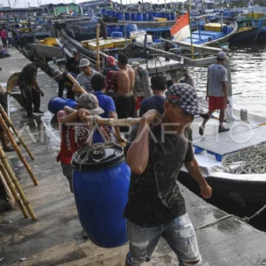 Pemkot Jakarta Barat Beri Hadiah untuk Petugas yang Tangkap Ikan Sapu‑Sapu