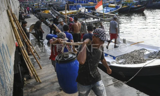 Pemkot Jakarta Barat Beri Hadiah untuk Petugas yang Tangkap Ikan Sapu‑Sapu