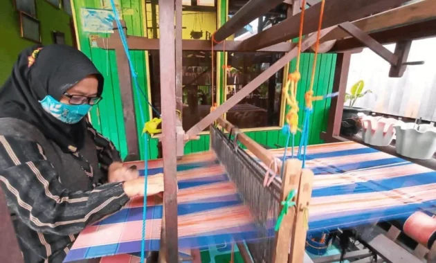 Pemprov Kaltim Dorong Regenerasi Penenun di Desa Wisata Tenun Samarinda