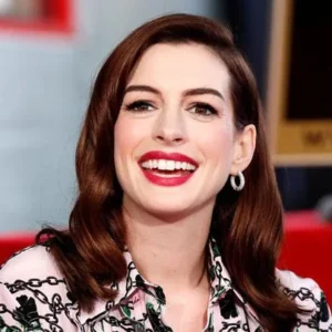 Penggemar Harap Anne Hathaway Tetap Fokus pada Akting Meski Keren Saat Menyanyi