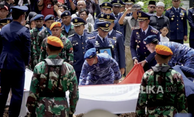 Penghormatan Terakhir: Jenazah Praka Farizal Dimakamkan di Taman Makam Pahlawan, Upacara Militer Penuh Kehormatan
