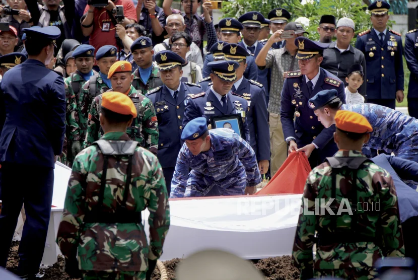 Penghormatan Terakhir: Jenazah Praka Farizal Dimakamkan di Taman Makam Pahlawan, Upacara Militer Penuh Kehormatan
