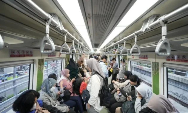 Penurunan 10% Penumpang LRT Jabodebek di Hari Pertama WFH Pecah Rekor, Apa Penyebabnya?