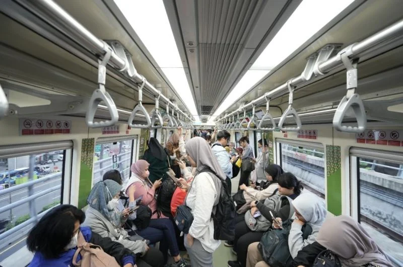 Penurunan 10% Penumpang LRT Jabodebek di Hari Pertama WFH Pecah Rekor, Apa Penyebabnya?