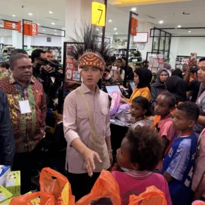Peringati Hari Kartini, Gibran Ajak Mama Papua Belanja di Supermarket