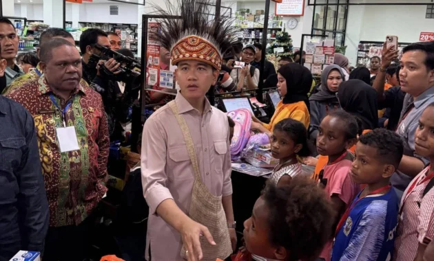 Peringati Hari Kartini, Gibran Ajak Mama Papua Belanja di Supermarket